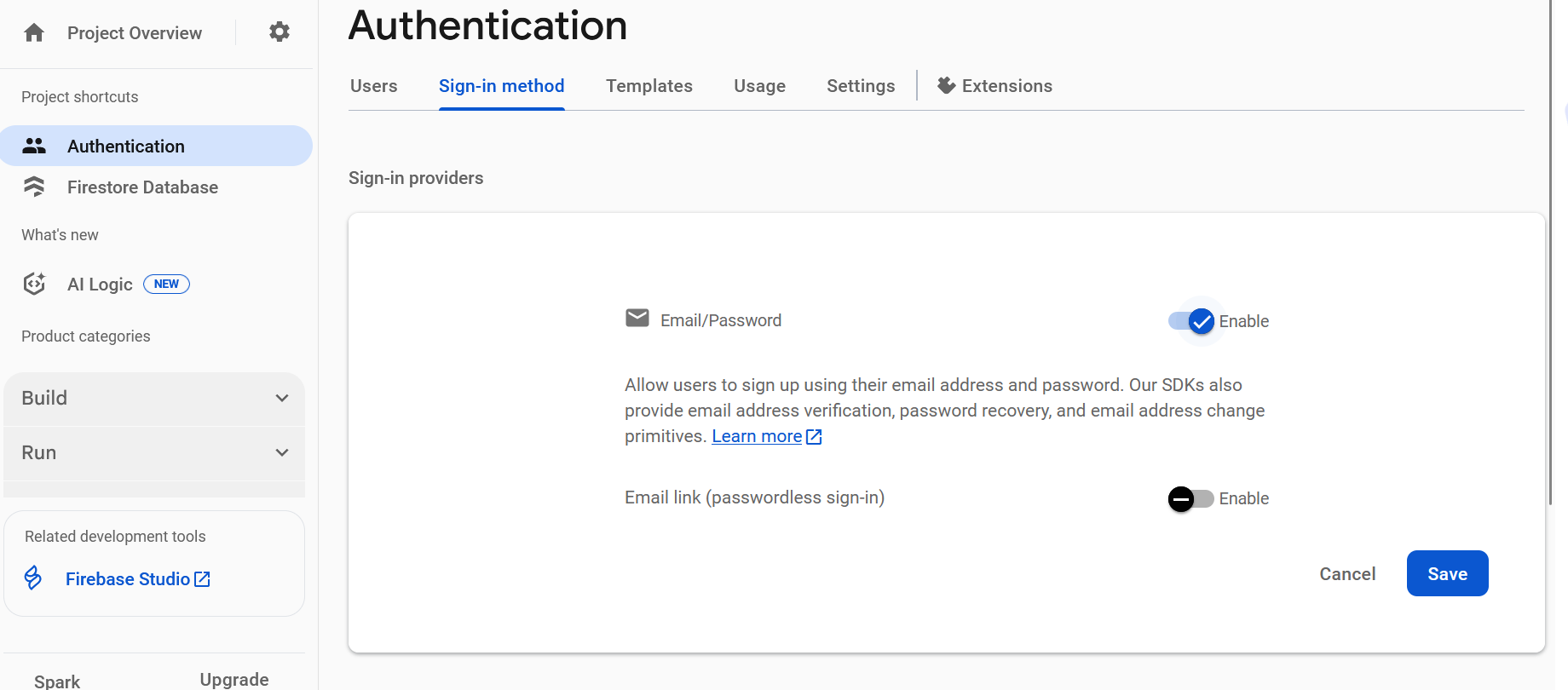 หน้าการตั้งค่า Firebase Authentication โดยเลือกแท็บ "วิธีการลงชื่อเข้าใช้" โดยจะแสดงว่าเปิดใช้ผู้ให้บริการ "อีเมล/รหัสผ่าน" อยู่ แต่ปิดใช้ผู้ให้บริการ "ลิงก์อีเมล (การลงชื่อเข้าใช้แบบไม่ต้องใช้รหัสผ่าน)"