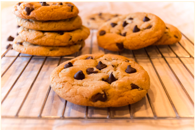 photographie de plusieurs cookies aux pépites de chocolat